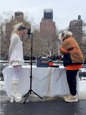 The angelic voice and sassy delivery combo hits every time 👼💘 @RAEGAN #steptothemike #publicperformance #freestyle #streetperformer 
