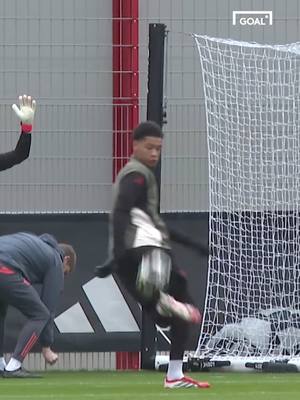 Sollte Prescott oder Urbig spielen? 👀 #fcbayern #prescott #urbig #goal #fürdich 