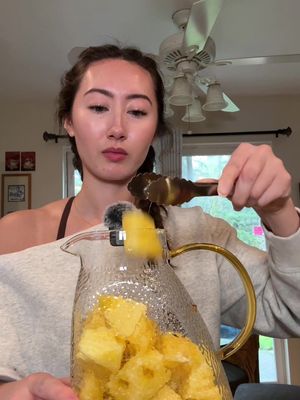 Our favorite day of the week 🍍🍍🍍 obsessed with this pineapple eye remover!!! #pineapplecutting #pineappleeyeremover #pineapplehack #fruitasmr #pomegranategirl 