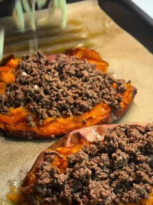 Recept ⬇️ Loaded sweet potatoes  Ingredienser - 3 sötpotatisar - Smör - 500 g köttfärs - 1 gul lök, hackad - 1–2 vitlöksklyftor - 1 tsk paprikapulver, salt, peppar - 1 msk soja, 1 msk Worcestershiresås - 150–200 g riven ost - 2–3 tomater, hackade - 1–2 msk olivolja, saft från 1/2 lime Sås: 2 dl gräddfil + 2–3 msk riven parmesan, salt & peppar — vispa ihop. Gör så här 1. Tvätta sötpotatisarna, stick med gaffel och baka 180 °C i 30–40 min tills mjuka. 2. Stek lök, tillsätt köttfärs och stek genom. Krydda med vitlök, paprikapulver, salt, peppar, soja och Worcestershiresås. 3. Dela potatisarna, klicka i smör och mosa lätt. Fyll med köttfärs och ost, gratinera 5–7 min tills osten smält. 4. Blanda tomater med olivolja och lime. Toppa potatisarna och ringla över gräddfilsparmesanen eller servera vid sidan om. #loadedbakedpotato #sweetpotato #fördig #fy #cookwithme 