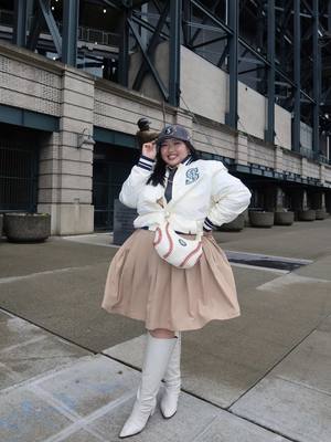 Going to a ⚾️ @Seattle Mariners game this season? Here’s what to know before you go 👇🏼 • Come early, in case the food lines get long fast • There are WAY more options this year, so take a lap first before committing  • You can definitely have a full meal, not just snacks so plan accordingly • Don’t skip the new items (yes… including the ferry boats ⛴️ & moose dessert 🫎🍦) Honestly, this might be one of the best stadium food lineups right now. 🔥🔥🔥 My favorite bites:  Crab Nachos 🦀⛴️ Quesadilla & street tacos Ube coconut krispy