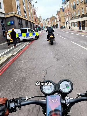 Close calls in London 😬 If you assume everyone can’t see you, you’ll be fine 🖤🤍 Ps - it’s filtering (: Love you x . #harveyridesbikes #harvey #dashcam #london #gopro
