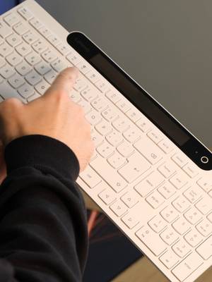 Este é o teclado @lenovo 800 Wireless, o teclado com bateria infinita. Com este, não te preocupas definitivamente com fios, nem para funcionar nem para carregar.😉 Descobre isto e muito mais em radiopopular.pt #lenovo #teclado #tecladowireless #fy #fyp #radiopopular #setup