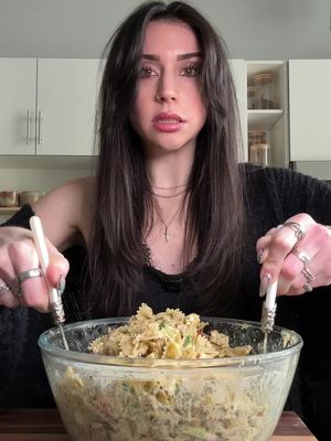 Pesto pasta salad >>>>>  Ingredients  - protein pasta of choice I love @barilla  - diced rotisserie chicken  - chopped cucumber  - halved cherry tomatoes  - mozzarella cheese balls  - a few spoonfuls of plain Greek yogurt - any pesto you like (just add to taste preference) - lemon juice - red wine vinegar - salt and pepper, onion and garlic powder, dried basil #healthyrecipes #highprotein #EasyRecipes #mealprep #pasta 