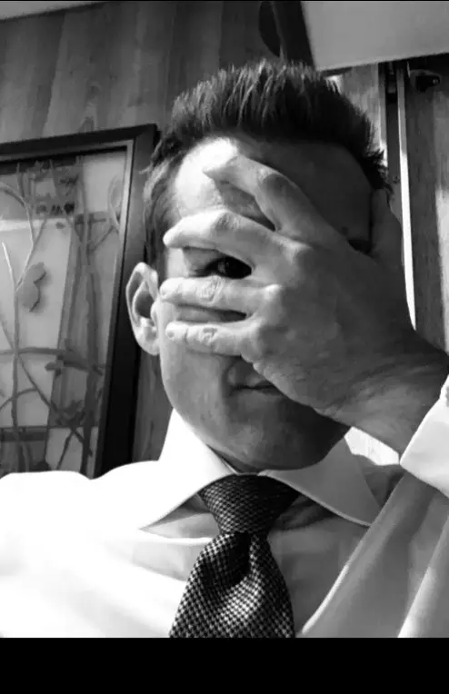 I can tell by the frame behind me. What even is that thing? #trailerart #suits #behindthescenes #fbf 