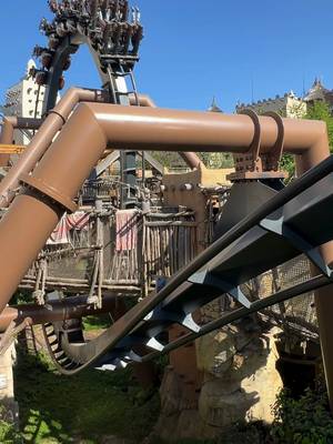 Nächsten Samstag geht’s (endlich!) wieder los 🎢😍 Und jetzt mal ehrlich: Was wird eure erste Fahrt im Parkjahr 2026? Eher Team Black Mamba 🐍 und wieder das Kribbeln im Looping spüren? Team F.L.Y.✈️, weil Fliegen einfach Freiheit ist? Oder Team Taron 🖤 — weil 117 km/h zum Warmwerden sein müssen 😉 Oder startet ihr ganz anders ins neue Parkjahr? 👀 #Phantasialand #FirstRide