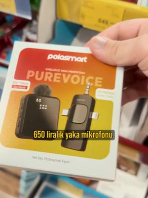 BİM’DEKİ* UCUZ MİKROFONU ALIP DENEDİM… (reklam) A101’de satılan 650 liralık Polosmart yaka mikrofonu ile 6500 liralık Rode Wireless Micro’yu kafa kafaya getirdim. Aradaki 10 katlık fiyat farkı gerçekten performansa yansıyor mu yoksa "marka" dediğimiz şey sadece bir kutu tasarımından mı ibaret diye merak edenler için dürüstçe bir test yaptım. Ucuz olanın paketini açtığımda karşılaştığım o plastik yapısı ve "tasarım harikası" kutusu zaten ilk sinyalleri verdi ama asıl mevzu ses testinde koptu. Hem yaka mikrofonu olarak hem de el aparatı ile yaptığım testlerde sesin ne kadar boğulduğunu ve patladığını net şekilde duyabilirsiniz. Diğer tarafta Rode tarafında ise tüy yapısı, mıknatıs özelliği ve kutusundan şarj olması gibi detaylar profesyonel içerik üreticileri için neden bu kadar önemli olduğunu kanıtlıyor. Özellikle telefon ve kamera için ayrı ayrı alıcıların çıkması büyük bir kolaylık sağlıyor.  Garip olacak ama Rode’un sunduğu kalite ve özellikler, bu bütçede gerçekten fiyat performans hissettirirken; A101’deki mikrofon bana acilen bu işlerden vazgeçilmesi gerektiğini düşündürdü. İşinize yatırım yapın biladerlerim, ucuza kaçıp sonradan pişman olmaktansa bir kere alıp en iyisini kullanmak her zaman daha mantıklı. Ses kalitesi her şeydir, videoyu izleyip kararı siz verin! Profilimdeki linkte Spunkram Library’i inceleyebilirsin! Bu tarz videolar gelsin diyorsan videoyu beğenip, takip etmen lazım!