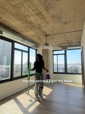 started cleaning IMMEDIATELY 👏🏾😂 excited to start filming in my new apartment but FIRST #CleanTok #ajax #fabuloso #apartmentcleaning 