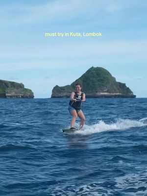 Must do if you’re traveling to Kuta Lombok: wakeboard at sunset with friends! DM for more infos 🏄🏼‍♀️ #wakeboard #wakeboatsurfing #kutalombok #lomboktiktok #indonesia 