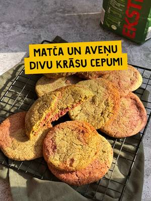 Krāsaini cepumi ar maigu matča un aveņu garšu! 🍵 Mīklas pagatavošana ir pavisam vienkārša, un cepumi sanāk mīksti iekšpusē un viegli kraukšķīgi ārpusē. 😋 Ideāls pēcpusdienas našķis! 