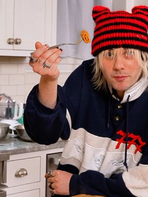 Throwback to our scorpio star @Michael Clifford ... DON'T bring an onion near him though #biteme #michaelclifford #5sos 