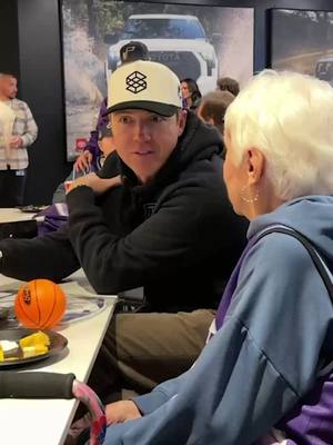 It's our third annual 90s night! 🥳 Fans in their 90s and their guests got the ultimate game experience courtesy of Ryan and Ashley Smith 👏 #NBA #jazz @nba