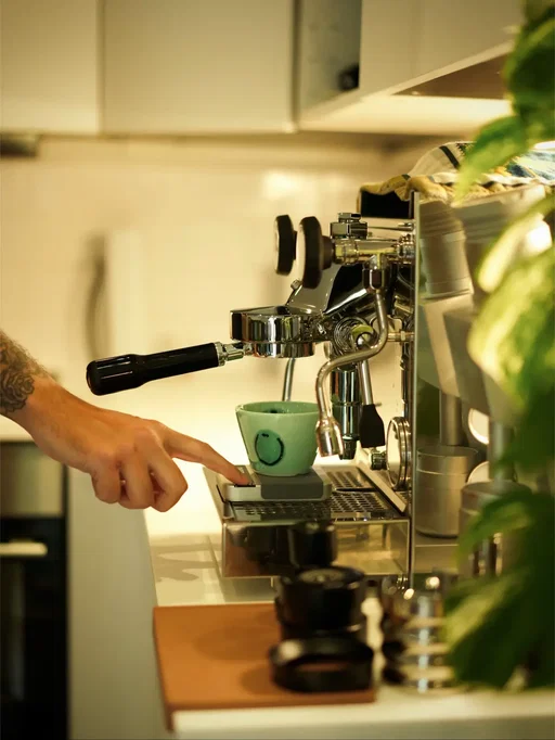 Whenever I make an Americano, I always get that song stuck in my head. Part of the joy of making an “American” coffee, named by Italians, on an Italian machine… while singing along to a very fitting song. #coffee #americano #homecafe #barista #coffeeathome 