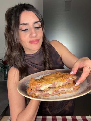 Cachopo de jamón serrano y queso 🥩🧀  No hay cosa más fácil y rica que un buen cachopo 😍 Además que ha quedado perfecto, crujiente por fuera y jugosito por dentro. 🗒️ INGREDIENTES: -Filetes de ternera (babilla/cadera) -Jamón serrano bueno -Un buen queso -Harina -Huevo -Pan rallado -Aceite bien caliente para freír #recetascaseras #cachopo #jamonserrano #queso #recetasfaciles 