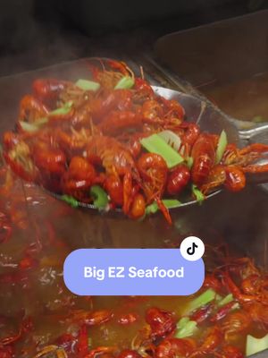 Crawfish are everywhere in NOLA. But for the Viet-Cajun style, Big EZ is the spot.  📍 Big Ez Seafood 2121 25th St, Kenner, LA 70062 Follow me for more stories about people and food. ❤️