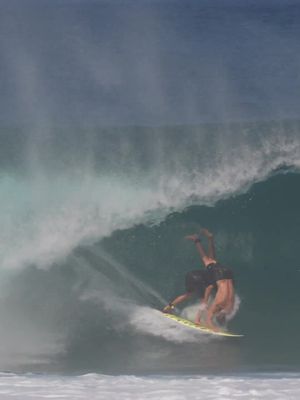 Double barrel was a bold move. Gotta say chet it did not pay off #fromthetoprope #kookslamstv 🎥 jacobtmoss 🏄🏻‍♂️ kailani_jabour aaron.fredette