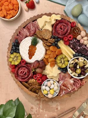 Spring charcuterie boards never looked this good! 🐣 👉 Boar's Head® Bianco D'Oro® Italian Dry Salame 👉 Boar's Head® French Brie Cheese 👉 Boar's Head® Wild Blueberry Chèvre Goat Cheese 👉 Boar’s Head® Irish Cheddar Cheese 👉 Boar's Head® Prosciutto di Parma 👉 Boar's Head® Asiago Cheese 👉 Boar's Head® Antipasto Provolone Cheese & Olives 👉 Apricot jam 👉 Fresh fruits 👉 Dried fruit 👉 Chocolate easter eggs 👉 Mini honey jar 👉 Seeded crackers #BoarsHead #Foodie #Deli #charcuterie #easter 