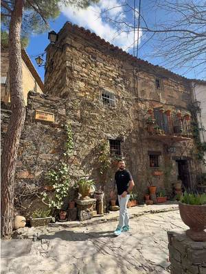 Patones de Arriba: un pueblo de menos de 50 habitantes, construido en pizarra negra 🖤 Perfecto para escaparte, comer brutal y disfrutar vistas increíbles. Llegas en bus (197 desde Plaza de Castilla), pero ojo… toca subir 25 minutos caminando 😅 Y si quieres vivir lugares así en España… @FLY TRAVEL ✈️✨ lo hace posible ✈️ Escríbeles y deja de pensarlo. #patonesdearriba❤️ #patones #pueblosdeespaña #pueblomadrid 