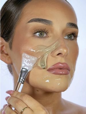 PEEL OFF MASK 💦 #peeloffmask #glassskin #peeloffmakeup #trendingmakeup #makeupmakeup 
