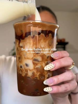 Brownie Batter Iced Latte 🍫🤍 For this latte you’ll need: • 2 tsp instant espresso • 1 tbsp chocolate sauce  • 1 tsp brown sugar • 1 tsp vanilla bean pase  • pinch of salt  • 2oz water  • 6oz milk of choice  #browniebatter #instantcoffee #coffeerecipe #coffeeathome #homecafe 
