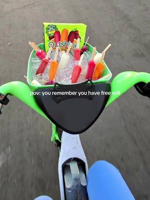 The best way to soak up the sun? Get outside and enjoy it...with a fruit bar of course!☀️ 
