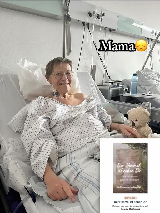 23.3.2024 Hier saßt du noch lächelnd, mutig und tapfer in deinem Krankenhausbett…  Auf deinem Schoß noch diese Tüte, weil du dich ständig übergeben musstest🥺.  Und trotzdem lächeltest du und warst so tapfer.  Ich weiß und denke, dass du das so manches Mal auch nur für mich getan hast. Und genau dieses tapfere Lächeln war es, dass mich zum einen immer hoffen ließ, dass du es „doch“ noch schaffen würdest, und zum anderen mir die Kraft gab, weiterzumachen…, weiter zu funktionieren, in meiner Selbstständigkeit, in meinem Leben…  Nur genau eine Woche später warst du nicht mehr da… 😞 Seitdem ist so viel passiert.  Ich habe mit deiner Hilfe das Buch geschrieben, das du mir stellenweise aus der geistigen Welt diktiert hast.  Wir haben beim Schreiben schöne Erinnerungen gehabt, und dennoch habe ich auch beim Schreiben des Buches sehr viel geweint.  Aber eins durfte geschehen: Das Schreiben des Buches hat mich getröstet, und durfte danach auch viele viele andere Menschen trösten und ihnen zeigen, dass sie ihre Verstorbenen niemals wirklich fort sind, sondern immer noch bei uns, mit all ihrer Liebe und auch all ihrem Humor.  Denn eins kann ich sagen, den hast du nicht verloren🤪 Und genau mit diesem Humor kommst du um die Ecke, wenn ich gerade wieder mal traurig bin und einen Hänger habe, genauso wie gestern Abend, als mir Facebook dieses Foto als Erinnerung anzeigte als Vorschlag „Damals und heute“. Mit dem Satz: „poste ein Foto von heute“  … was hätte ich denn da posten sollen?! … die Kerze die Tag und Nacht vor deinem Foto brennt?!😞 Ich möchte dir danken, dass du immer bei mir bist, Mama.  Ich liebe dich❤️‍🩹  #de#derhimmelistnebendiru#buchtippe#jenseitse#ZeichenausdemJenseitse#melanieheghmans