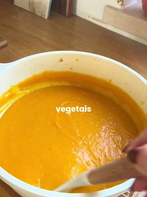 Sopa cremosa de abóbora e legumes Ingredientes 500 g de abóbora 1 courgette grande 2 talos de alho francês 4 cenouras pequenas Água Azeite Preparação Começa por preparar todos os legumes: descasca a abóbora, a courgette e as cenouras, retira as pontas quando necessário e corta tudo em pedaços. Lava bem o alho francês e corta-o também. Coloca todos os vegetais numa panela e junta um pouco de água, apenas até atingir cerca de um dedo de altura no fundo. Tapa e deixa cozinhar em lume médio. Nesta fase, os legumes vão libertar a sua própria água, concentrando o sabor e ajudando a criar uma textura mais cremosa. Quando os vegetais começarem a amolecer, adiciona água até cerca de dois terços da panela e deixa cozinhar durante aproximadamente 35 minutos, até estarem bem macios. No final, junta um fio de azeite e tritura tudo muito bem até obteres uma sopa cremosa e homogénea.