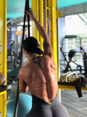 Espalda marcada 😍 = técnica + recuperación 🔥 Yo uso Clear Muscle de @MuscleTech … y se nota. USA 🇺🇸 -15% code ANA (link in bio) Colombia 🇨🇴 -15% código ANA @Suplementos Colombia 