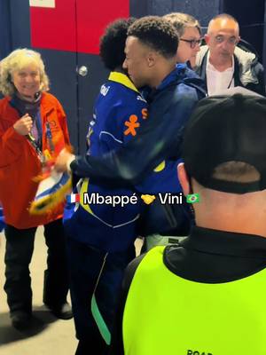 Reunion between @Real Madrid C.F. teammates ✨🤍 #vinicius #mbappe #equipedefrance #football #sportstiktok 