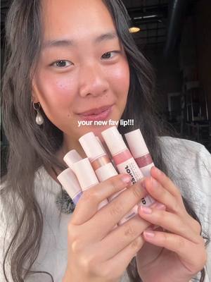 A powerful new treatment designed to hydrate, tint, and recharge your lips.