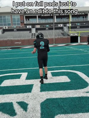 Throwing in pads is very difficult btw #football #athlete #sec #quarterback #sports 