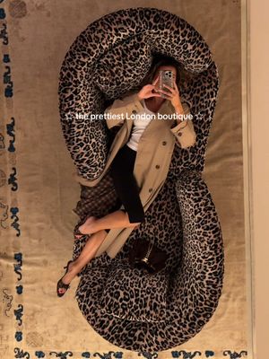 All of the interior inspo at the @Réalisation Par store in London and it even has a vintage Photo Booth! The leopard print two piece is to die for 🐆 #realisationpar #londonhotspots #vintagephotobooth 