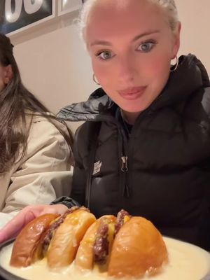 The cheesy cheeseburger, the milkshake EVERYTHING sooooooo good 1000/10 never knew a cheeseburger in Japan could taste so good. Also it was SO hot but I couldn’t wait to eat it 🍔