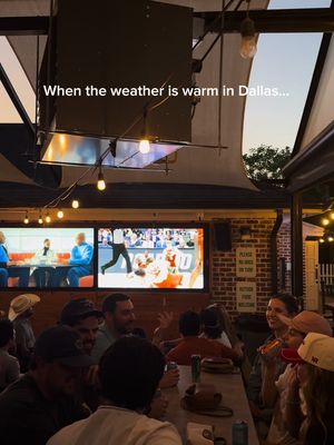 It’s criminal to go to an inside bar when it’s warm in #dallastx, I love going to #lawniesdallas because you can watch all of your favorite sports teams while listening to live music on Thursday nights! 🎤🏀🍻 #livemusic #barsindallas #dtx 
