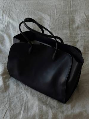 The Row Marlo 17 🤍 did I just find bag peace? #whatsinmybag #mensbag #therow #bagessentials 