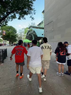 Started with a random challenge… Ended with a story I didn’t expect. He’s from Cuba 🇨🇺—same hometown as Yordan Alvarez… and said he knew him growing up 🤯 Moments like this are why I’m doing this series. Tag the @Houston Astros 🙏 Let’s run this up so I can keep blessing fans with jerseys 🔥 #astrosbaseball #houstonrunner #baseball #fanaticsfest 