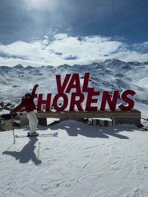 Skiing the largest ski area in the world… 7 resorts all interconnected giving you access to both insane terrain and après ski ⛷️🥂 what would you be most excited for at these resorts?? @Les 3 Vallées @epicpass #teamepic #ad #skiing #les3vallees 
