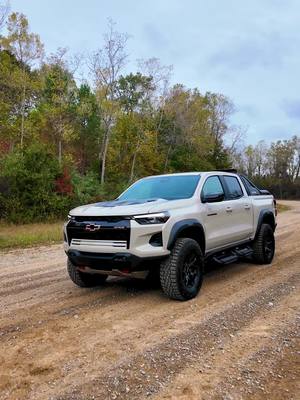 Leave ’em in the dust. #ChevyColorado 