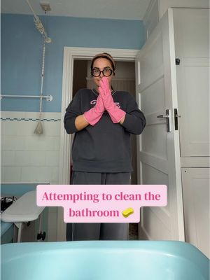 Need all the tips to get this bathroom looking decent again ! 🐬 