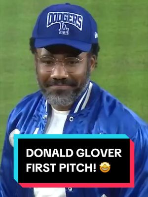 Donald Glover, the voice of Yoshi in The Super Mario Galaxy Movie, threw tonight's first pitch to Yoshinobu Yamamoto ... with Yoshi in attendance 🤣 @Donald Glover @Nintenderos  #donaldglover #supermariogalaxy #MLB #baseball #yoshi 