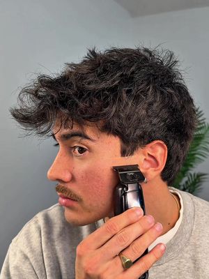 Scissor self cut clean up, Used a sea salt for texture in this vid but it's def more frizzy than i usually go for so i'd probably use a leave in conditioner or curl cream going forward  #wavyhair #selfhaircut #naturalhair #textured #barber