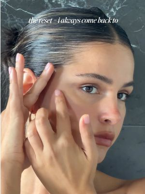 the reset i always come back to 🫧  pore melt mochi cleansing oil — melts makeup, buildup + clears pores without clogging fresh green rice mochi cleanser — deep cleans, calms and leaves my skin feeling balanced vitamin c booster shot — keeps my skin even, hydrated + helps with any marks @sephora @Arencia #sephora #arencia #acne #skincareroutine #glowyskin  