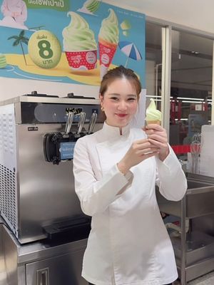 Meiji Makro Soft Serve รสเมลอนมาการองที่เป่าเป้ร่วมมือกับ Meiji เเละ Makro ราคาเพียง 8 บาท ใครยังไม่ลองต้องรีบเลยน้า มีเเค่ถึงสิ้นเดือนเมษายนนี้เท่านั้นน 🍦🍈 #Meiji #Makro #SoftServe #MelonMacaron 