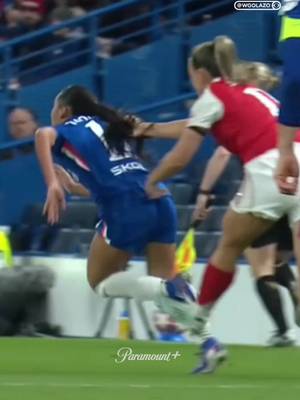 Katie McCabe avoids a late foul call on Alyssa Thompson, while Sonia Bompastor is sent off for protesting 👀