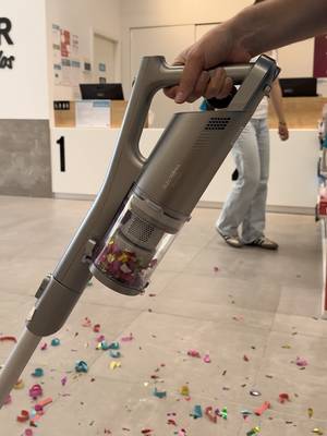 Para qualquer ocasião, um aspirador vertical torna-se o nosso melhor amigo. Este é o aspirador vertical ProClean da Electronia. Não vais querer outra coisa, acredita 😉 #aspirador #aspiradorvertical #electronia #radiopopular #fy #fyp #festa