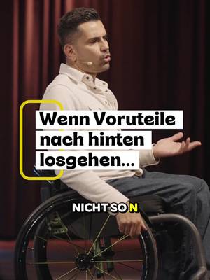 Vorurteile sind wie schlechte Parkplätze: Meistens völlig daneben! 🚗💨 Erst schauen, dann urteilen ist besser Wer kennt solche Situationen? Markiert jemanden, der auch immer zu schnell urteilt! 👇“ #tancaglar #standupcomedy #vorurteile #rollstuhl #humor #inklusion #parkplatzgeschichten