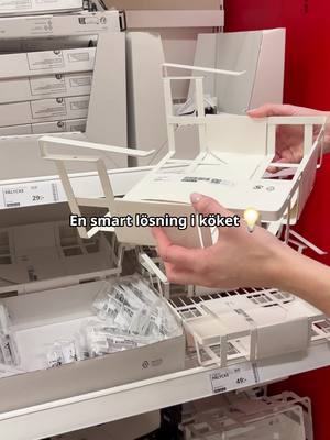 Behöver du mer plats i dina skåp? Då är PÅLYCKE perfekt! En hängkorg för dina skåp som ger extra förvaring😍🤝 #IKEA #IKEASverige #PÅLYCKE #smartförvaring #förvaringstips 