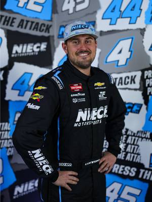Had to pour the perfect fit for @connorhallweb before heading to Rockingham 💪 #presstheattack | #teamchevy #nascar #timelapse 