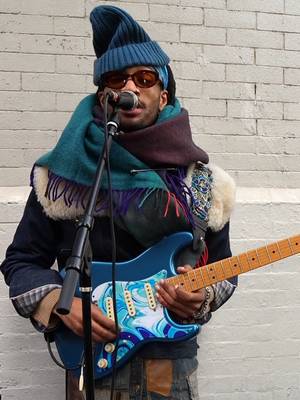 I walked by this busker in SoHo who was already holding down a crowd on his own. I didn’t want to bother him, but he (and some friends) beckoned me over to jam. Even with my DIY setup putting a mic next to his amp, he sounded absolutely incredible 🤯 @gregbanksmusic