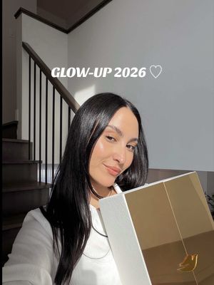 #PartenaireDove 2026 est l’année où je veux vraiment glow-up de l’intérieur comme de l’extérieur ! ✨  Et j’ai reçu ce magnifique colis de @Dove Beauty & Personal Care qu’on va découvrir ensemble pour l’occasion. Le nouveau Dove Sérum+ Nettoyant Corporel À L’huile qui est disponible maintenant ! 🫧  C’est le genre de produit de soin qui rend les moments dans la douche plus agréable et qui laisse ma peau super douce et nourrie. 🤍  #DoveOilBodyWash #GlowEra 